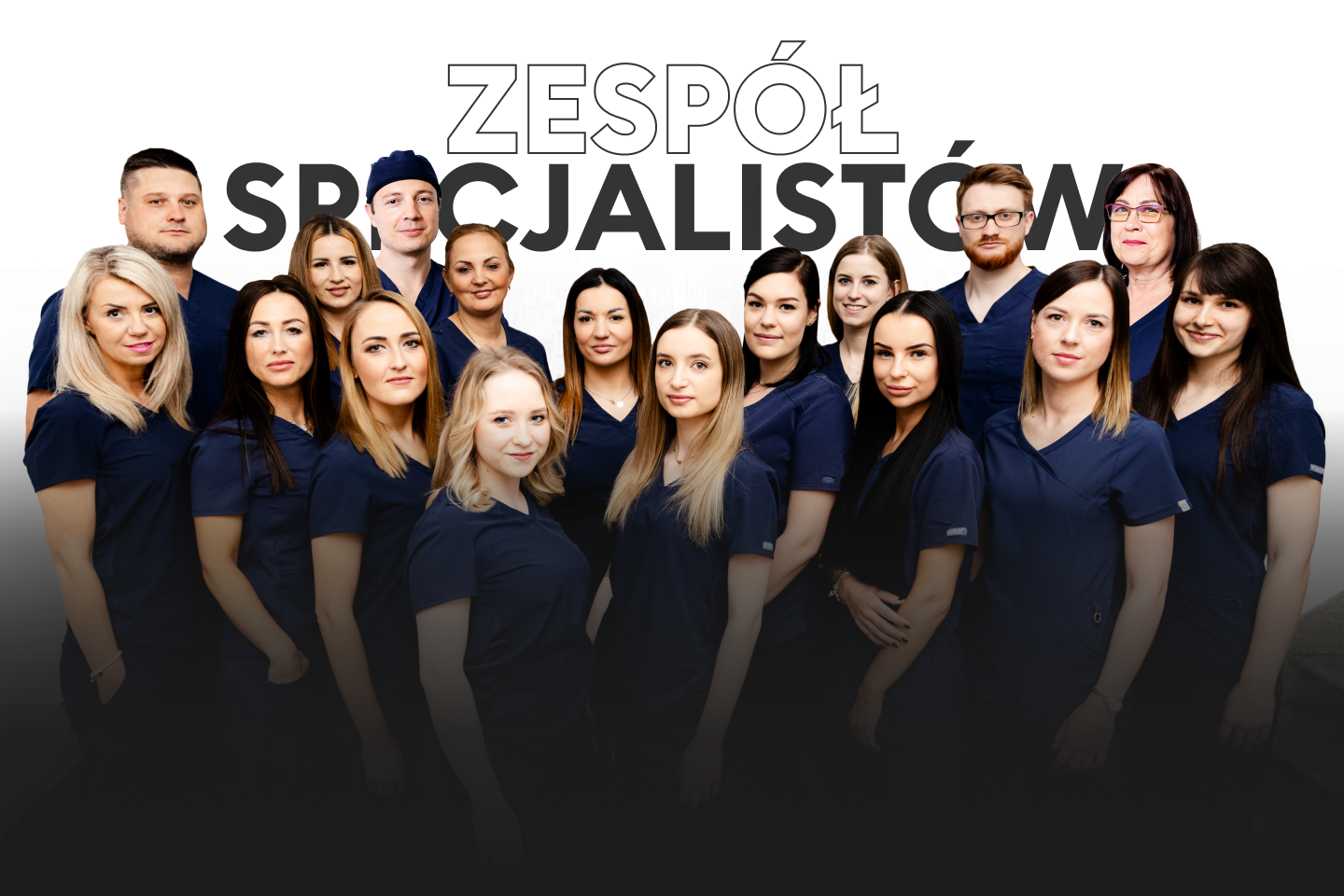 Chirurg szczękowy, ortodonta, stomatolog, higienistka stomatologiczna i inni członkowie zespołu Centrum Stomatologicznego Legnica stoją razem.