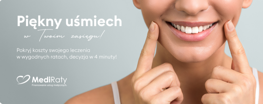 Kobieta wskazuje na uśmiech i zdrowy zgryz na swojej twarzy